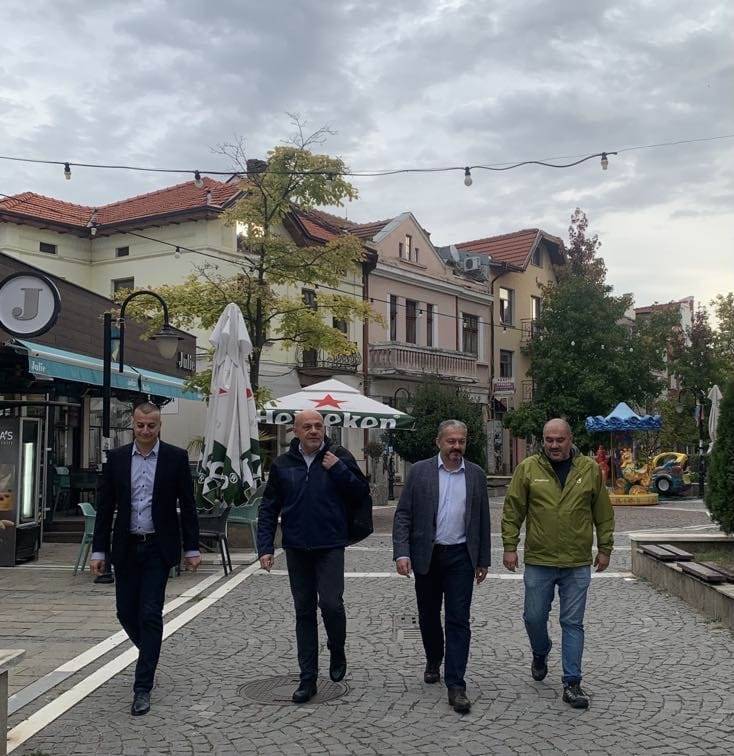  Кандидатите за народни представители Томислав Дончев и Атанас Атанасов се срещнаха с поданици на Севлиево 